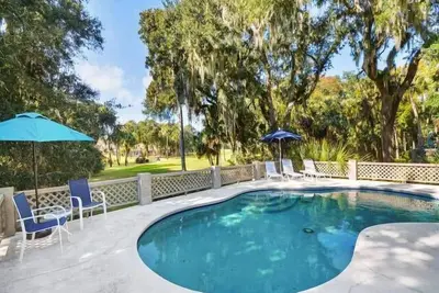 Image de Spacieuse maison récemment mise à jour, à quelques pas de la plage avec une vue magnifique sur le golf!