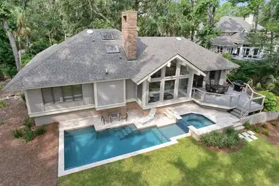 Image de Maison récemment rénovée avec vue sur le golf et à quelques pas de la plage!