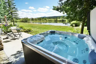 Image de Sur l'étang du nord - magnifique. Spa privatif - 3 chambres, vues sur la montagne, accès facile à tout
