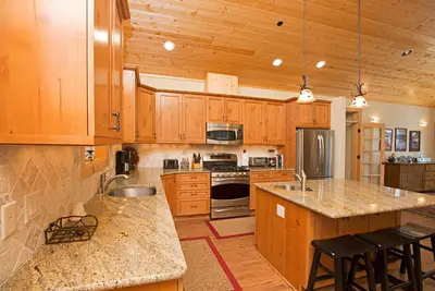Image de Sans Souci - Idéalement situé West Shore 4br, à seulement un pâté de maisons du lac!