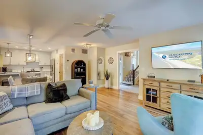 Image de Cette villa Hilton Head merveilleusement décorée est à seulement cinq minutes à pied de la plage.