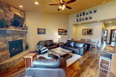 Image de Condo de luxe sur la rivière bleue - à pied du pavillon Silverthorne et des boutiques