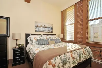 Image de Énumérées ci-dessus! Superbe de luxe 2 chambres, 2 salles de bains appartement dans la vieille ville de Victoria