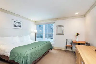 Image de Chambre d'h��tel au bord de l'eau avec lit king