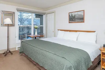 Image de Chambre avec coin cuisine et lit king au Mountainside Inn
