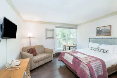 Image de Chambre d'hôtel avec cuisinette et espace salon au Mountainside Inn