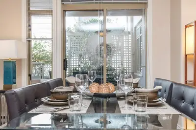 Luxe 2 lits, 2 salles de bain, 2 pâtés de maisons du port, en face de l'impératrice et du musée