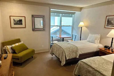 Image de Chambre d'hôtel au bord de la montagne avec deux lits jumeaux