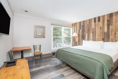 Image de Chambre d'hôtel avec lit king sur la rivière