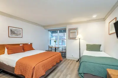 Image de Pratique et abordable à Telluride - Chambre d'hôtel avec cuisinette