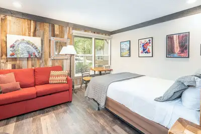 Image de Chambre d'hôtel remodelée dans un style montagnard avec kitchenette