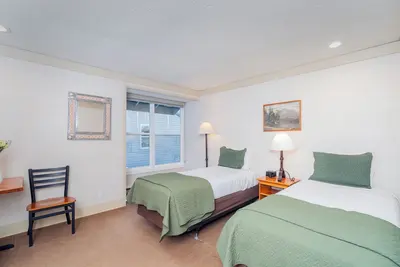 Image de Chambre d'hôtel au bord de la montagne avec deux lits jumeaux