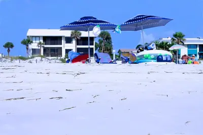 Image de Anna Maria Island Beach Sands-Plage privée Accès-Piscine chauffée-Donnant directement sur le golfe du Mexique-couchers de soleil nocturnes du Balaconyl