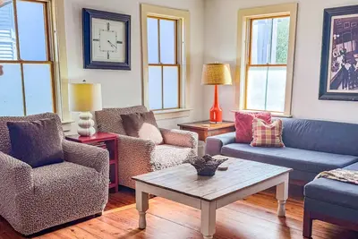 Image de Marche jusqu'à Upper King St. Retraite du centre-ville historique de Charleston. Parking gratuit dans la rue pour 2 voitures!