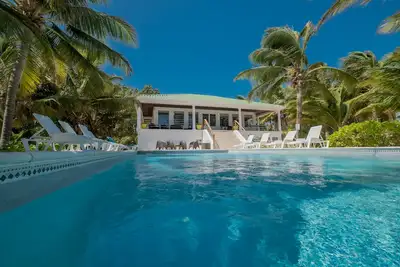 Image de Front de mer, piscine privée, emplacement exceptionnel avec une réserve marine!