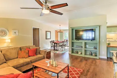 Image de Charming Home w / Deck & Yard - 1 mi au lac Texoma!