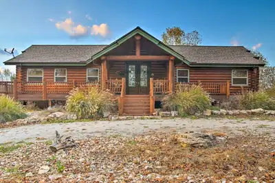 Image de Log Cabin énorme w / Deck - 5 minutes de Table Rock Lake!