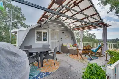 Image de Mariposa Home avec vue sur le patio meublé et la montagne