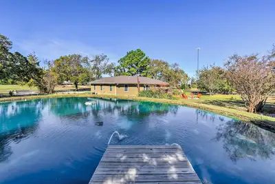 Image de Pottsboro Home sur 2 acres w / Jacuzzi, près de la marina!