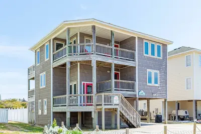 Image de K1127 Shorenuff. Piscine, bain à remous, cour clôturée, table de billard et baby-foot!