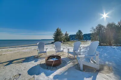 Image de St. Ignace Cottage w / Deck & Beach sur le lac Huron!