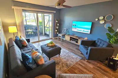 Image de Unité de rez-de-chaussée joliment décorée - Entièrement mis à jour avec douche de plain-pied; les fans dans toutes les chambres