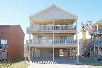 Image de Semi-front de mer favori avec ascenseur, 4 suites de maître et cuisine gastronomique! !