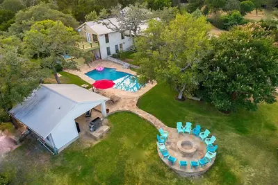 Image de Dripping Springs Retreat Sleeps 20+, Hot Tub, Fire Pit, Tennis Court and Privacy