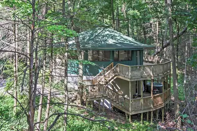 Image de Cabine 3br Gatlinburg unique avec terrasses avec vue sur le feuillage!