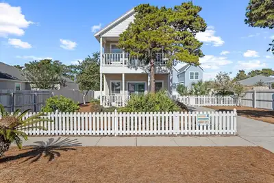 Image de Animaux bienvenus, Grande piscine et terrasse, Arcade