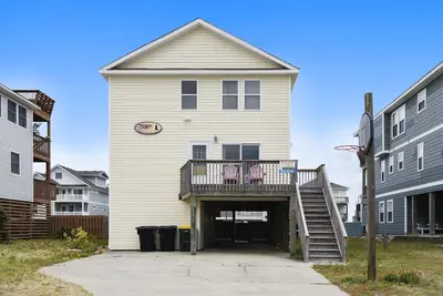 Image de 1 Block To Beach- 5 ​​BRs, piscine privée, bain à remous, baignoire jacuzzi et chiens bienvenus!