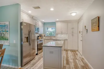 Image de Super vue sur la plage de Siesta! Unité d'extrémité avec cuisine ouverte; Ventilateurs. Voir le coucher de soleil ici pour vos vacances.