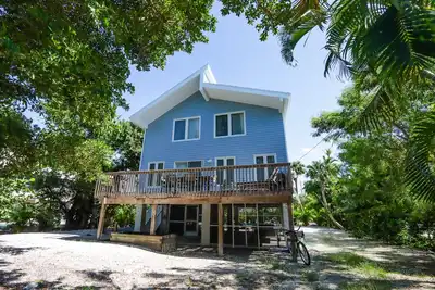 Image de Magnifiquement mis à jour, maison de 4 chambres avec piscine, à 50 mètres de la plage! ! Captiva Escapade