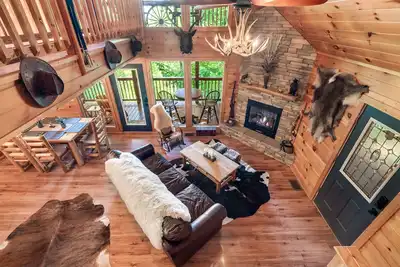 Image de «Bear Mountain Chalet» avec terrasse privée et bain à remous!