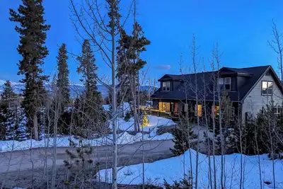 Image de Winter Park Home avec bain à remous, immense terrasse et vue sur la montagne