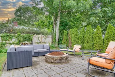 Image de Cape Cod Home w / Patio & Fire Pit, à 10 minutes de la plage