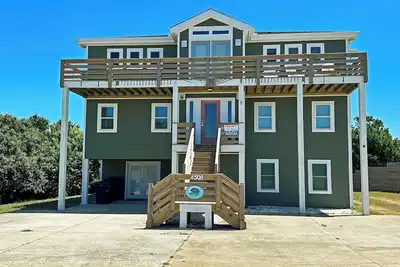 Image de Superbe w 6 chambres / table de billard, cuisine gastronomique, une piscine privée et un jacuzzi.