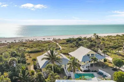 Image de Maison de ville de trois chambres avec Loft à quelques pas de la plage! Seagrape Village 3