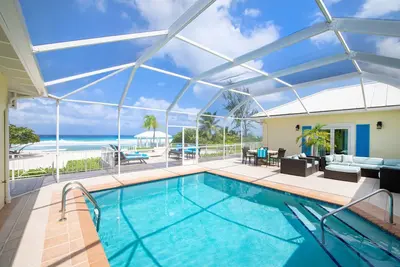 Image de Cayman Sands: Villa de plage isolée avec piscine Atrium & Guest Cottage