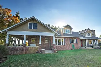 Image de Magnifique Cleveland House sur 1. 5 acres avec porche!