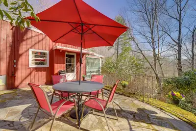 Image de «The Red Loft» - Candler Cottage w / Porch & Patio!