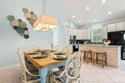 Image de Récemment décoré Luxury Home @ Naples Park, piscine privée, à pied de la plage -Vanderbilt Beach!