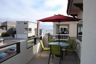 Unité supérieure nouvellement rénové belle avec balcon incroyable pour les grillades et le refroidissement