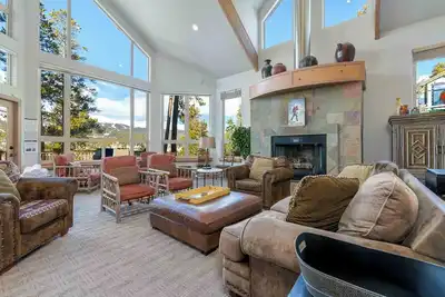 Image de Accueil idéal pour les grands groupes, bain à remous, navette gratuite, cinéma à domicile: Aspenglow Chalet