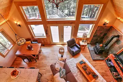 Image de Cozy Lake Almanor Cabin w / Large Deck, marcher jusqu'au lac