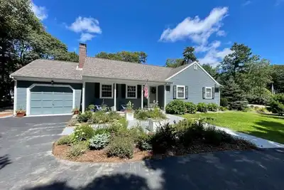 Image de Maison parfaite pour des vacances en famille! Joliment meublé 3 chambres, 2 salles de bain complète maison dans Riverbay calme.