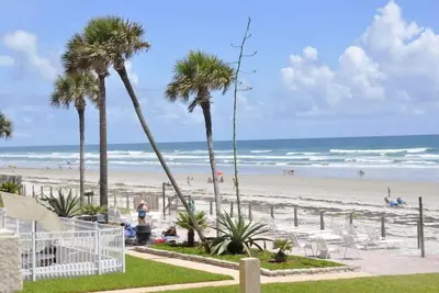 Image de À quelques pas de la piscine et de l'océan dans la plage de New Smyrna