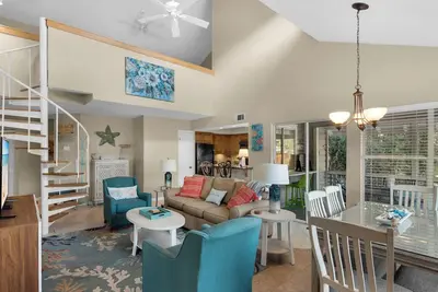 Image de Caractéristiques d'une Zone de Loft spacieux et une vue sur la piscine! On-Site arrivée! !