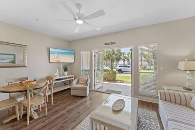 Image de Rez-de-chaussée, location de petite famille parfaite, à pied de la plage de votre patio!