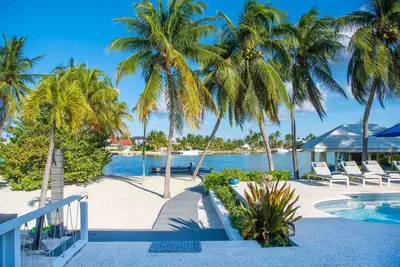 Image de Great Escape: Villa Serene Cove dans le quartier calme de Cayman Kai avec piscine et quai